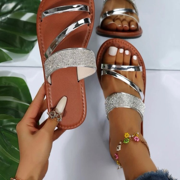 Adorable Sandals that Sparkle. - Picture 3 of 4